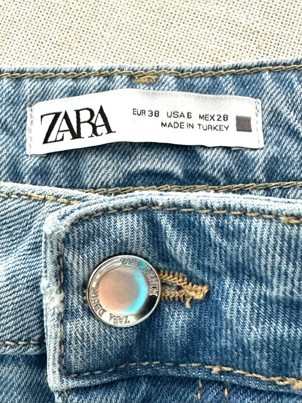 Zara High Rise Long Length Wide Leg Jeans Light Wash Cotton Pink Patch SZ 6 - Picture 4 of 7
